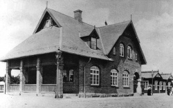 Espergærde Holdeplads som den så ud i perioden mellem 1904 og 1911. Til højre ses den første billetsalgssted, der var i brug mellem 1898 og 1904.