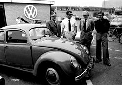 Fra venstre: Børge Jensen, distriktschef for VW Jørgen Krüger-Henriksen, direktør for Danmarks Tekniske Museum K.O.B. Jørgensen, værkfører? Foto: Jørgen Rubæk Hansen 3/9 1977