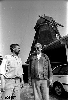 Herluf og Johannes Lorentzen foran Tikøb Mølle 6/5 1985. Foto: Jørgen Rubæk Hansen