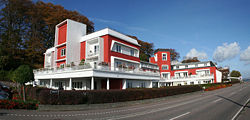 Hele bygningskomplekset kaldes fortsat Kystens Perle, selvom kro- og hoteldriften forlængst er lukket. Foto fra 2008.