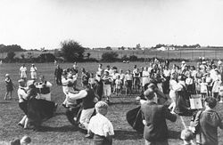 Folkedansere ved et stævne på EIF's idrætsanlæg omkring 1943. Bemærk hvor ubebygget, der er i baggrunden - det areal, der nu er bebygget med huse langs Kofod Anchers Vej og sideveje