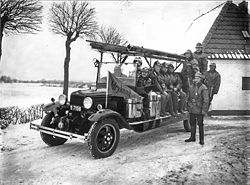 Med brandinspektør Harvig i spidsen præsenteres den nye brandbil i straten af 1930'erne foran brandstationen i Tikøb