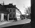 Hjørnet af Kongensgade, Stjernegade (til venstre) og I.L. Tvedes Vej. Til højre ses kirkegårdsmuren inden den blev rykket ind. Foto: Hauch 1960