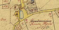 Området omkring gadekæret ses her på et kort fra 1816, hvor de to bygninger på hjørnet overfor gadekæret er resterne af den gamle kro.