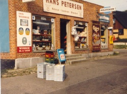 Købmandsforretningen blev i købmand Petersens ejerperiode oftest kaldt "Købmand H.P.". Foto ca 1985.