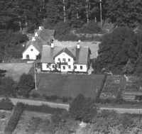 Den tidligere skovridergård i Teglstrup Hegn, fotograferet fra luften omkring 1948