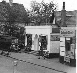Forretningen på Rørtangvej (nu Klostermosevej) i 1950'erne. Til højre kiosken, der eksisterede allerede fra 1920'erne.