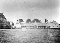 Gurrehus fotograferet fra syd omkring 1870, medens det gamle gårdanlæg endnu eksisterede. Til venstre ses nogle af gårdens udlænger.