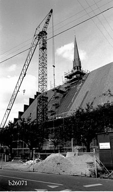 Tagrytteren (det lille tårn på taget) er ved at være på plads. Foto: Jørgen Rubæk Hansen 24/8 1977