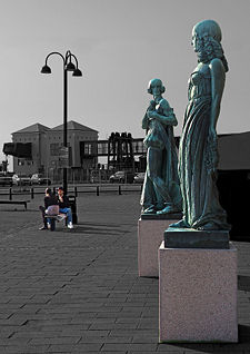 Hamlet og Ophelia på pladsen foran Helsingør Station. Foto: Annette Nordstrøm, Fotoklubben Kronborg