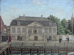 Øresunds Toldkammer set fra Karantænebroen. Maleri af Hans Adreasen 1856. Helsingør Kommunes Museer.