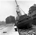 Grøndlandsskibet Disko på værft. Det ligger skævt på grund af en tankprøve. Foto: Jørgen Rubæk Hansen 13/2 1963