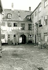 Et kig ud gennem porten 1971