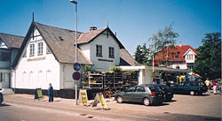 Købmand Niels Erik Hansens butik fotograferet i 2002. Butikken har nu indgang i nordfacaden i den store tilbygning, som blev bygget på det oprindelige hus allerede omkring år 1900.