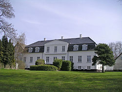 Danstruplunds hovedbygning fotograferet fra haven i 2004
