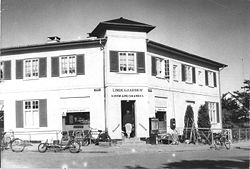 Lindegaardens købmandshandel fotograferet i 1950'erne inden udvidelsen.