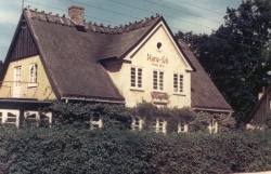 På facaden af huset stod i mange år påmalet årstallet 1848. Det stammede fra Elith Reumerts erindringer, som imidlertid tager fejl af byggeåret, der retteligt er 1858