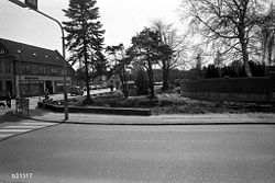 Ny mur til kirkegården opføres i forbindelse med vejudvidelsen i 1975. Foto:Anne Sofie Rubæk 27/4 1975