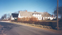 Linderupgaard fotograferet i 1997 få år efter at den vestre længe var blevet nedrevet.