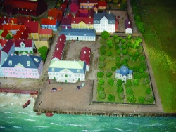Øresunds Toldkammer med have og direktørboligen mod Stengade. Del af model i 1:300 af Helsingør omkring 1801-03, udstillet på Helsingør Bymuseum