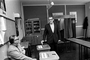Smedemester Karl Olsen, også kaldet Karl Smed,  var formand for Tikøb Sogneråd 1954-1970. Her stemmer han i Hornbæk til kommunevalget 5/3 1974. Foto Anne-Sofie Rubæk