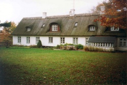 Den gamle skole er i det ydre næsten uforandret - her fotograferet i 1998