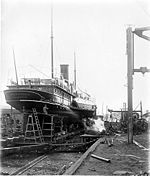 Hjuldamperen Dronningen af Kalundborg på ophalerbeddingen. Skibet, der er bygget i England, blev dansk i 1888. Det forliste i 1916