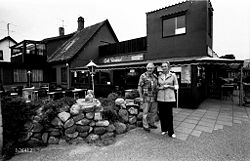 Værtsparret Birgit og Torben Igler foran Grill Rosinol. Foto: Jørgen Rubæk Hansen 25/7 1979