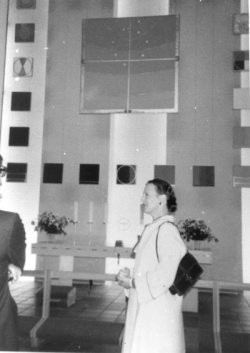 Dronning Margrethe foran Arne L. Hansens altertavle i Mørdrup Kirke, 1986
