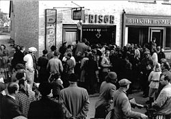 pigerne klippes i Hornbaek 1945