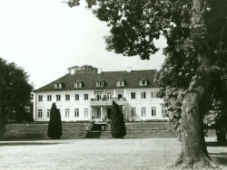 Montebellos hovedbygning set fra haven 1950