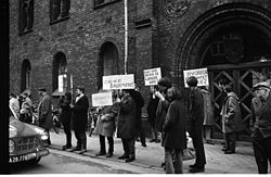 Demonstration i 1966 foran rådhuset ang. kommunens dispositioner i Nordhavn sagen. Foto Jørgen Rubæk Hansen