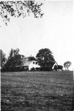 Snekkerstens første skole, kaldet Lerskolen fordi den var bygget af lerstampede vægge, blev opført i 1794