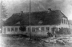 Høkerforretningen fotograferet omkring 1880 - snarere dog endnu før medens Børge Børgesen drev forretningen.