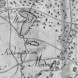 På et kort fra 1779 ses tydeligt udstrækningen af den bortdrænede Vesterdam syd for Mørdrup. Nord er til højre på kortet.