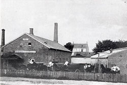 Helsingør Fællesbageri på Gammel Banegårdsvej 1908. Forrest ser man bageriets fem hestevogne, hver med en salgskusk og en bydreng på bukken. Til venstre ses bageribygningen - til højre den nybyggede stald